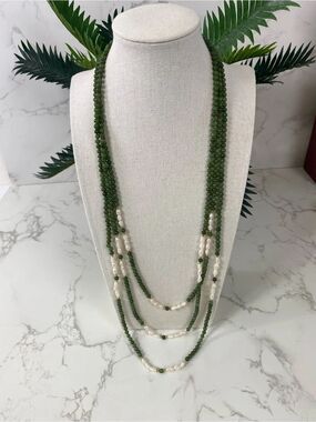 Vintage 3-row necklace jade and fresh water pearls Gold Clasp